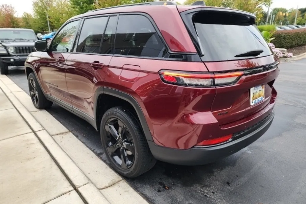 2023 Jeep Grand Cherokee Altitude photo 1