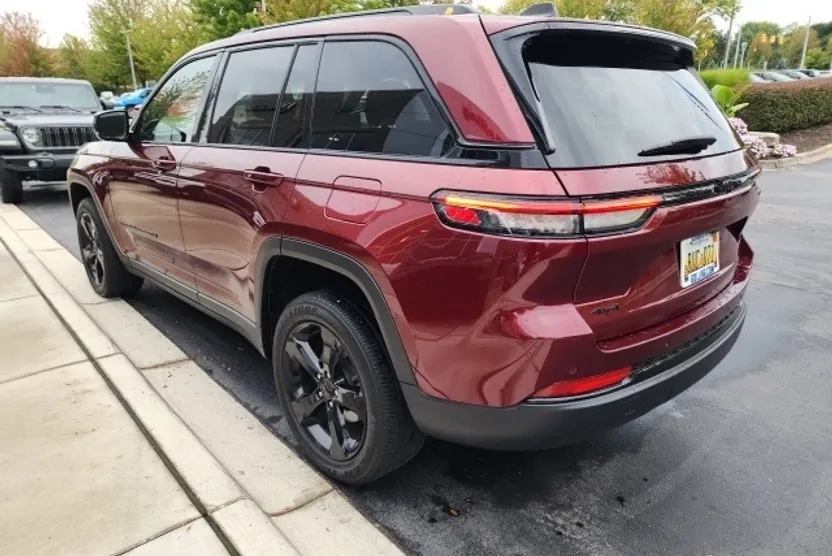 2023 Jeep Grand Cherokee Altitude photo 1