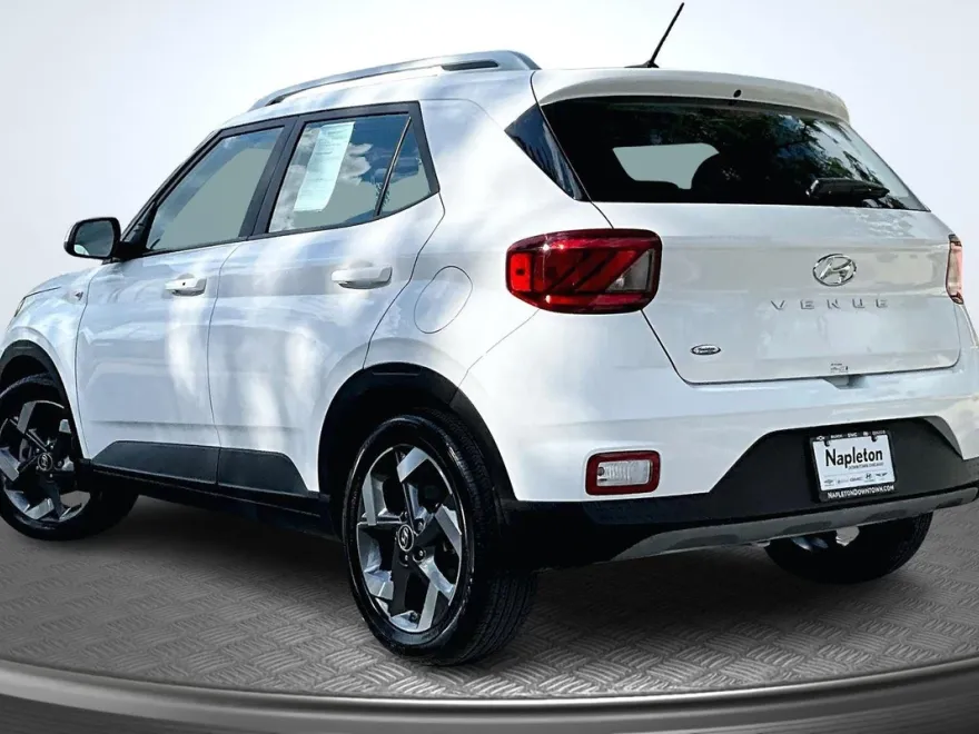 2024 Hyundai Venue SEL photo 1