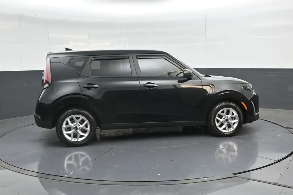 2024 Kia Soul LX photo 1