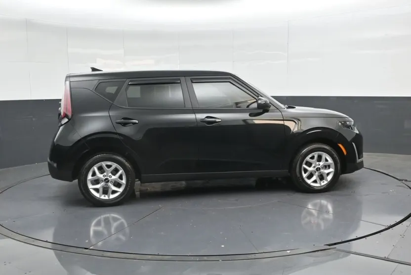 2024 Kia Soul LX photo 1