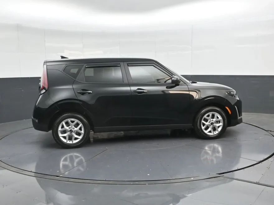 2024 Kia Soul LX photo 1