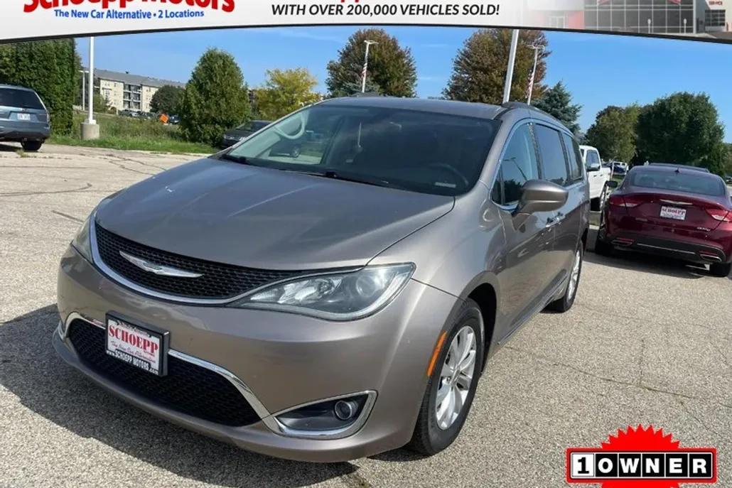 2017 Chrysler Pacifica Touring L photo 1