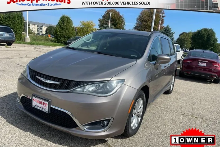 2017 Chrysler Pacifica Touring L photo 1