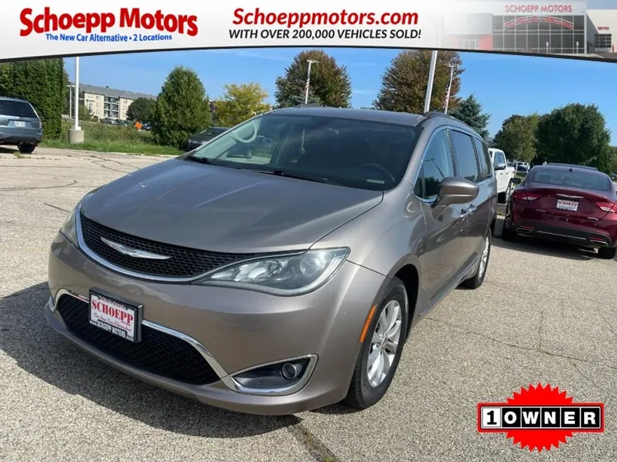 2017 Chrysler Pacifica Touring L photo 1