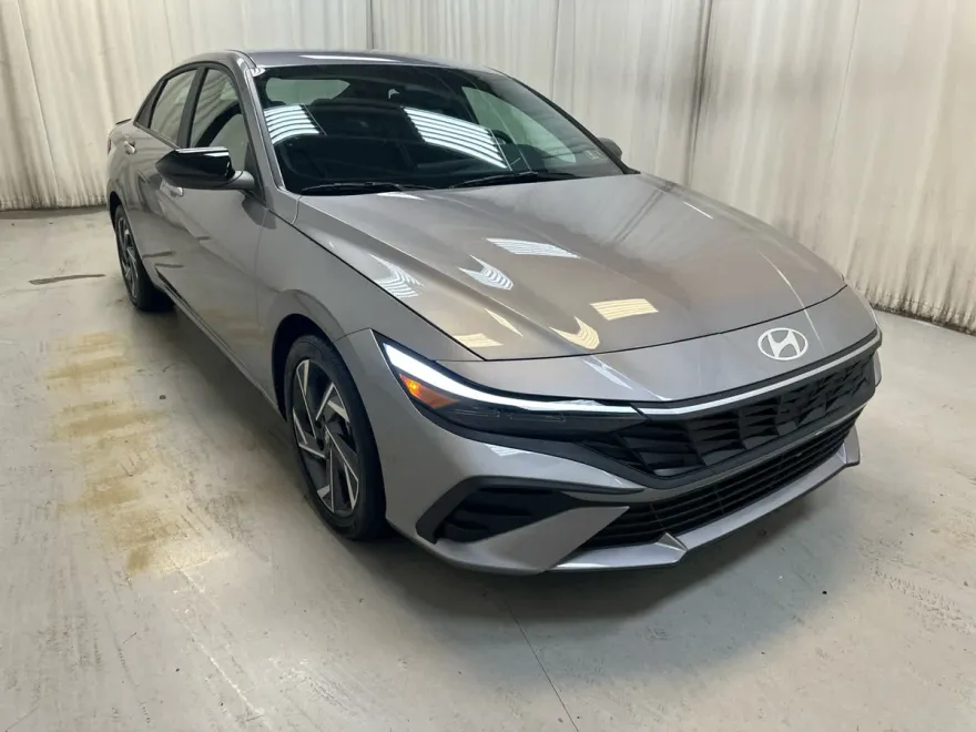 2025 Hyundai Elantra SEL Sport photo 1