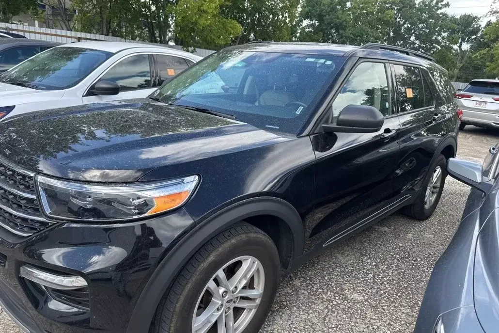 2023 Ford Explorer XLT photo 1
