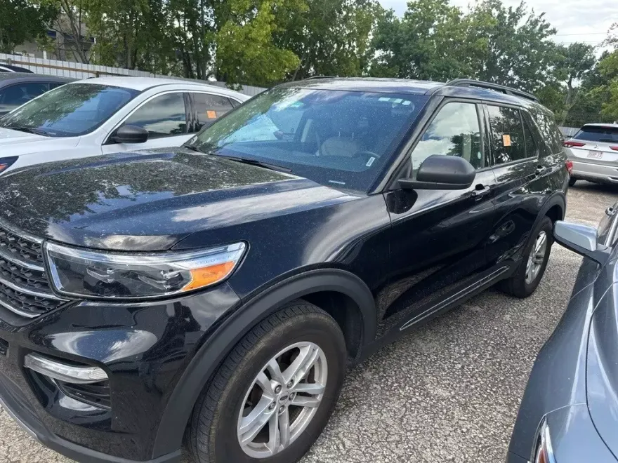 2023 Ford Explorer XLT photo 1