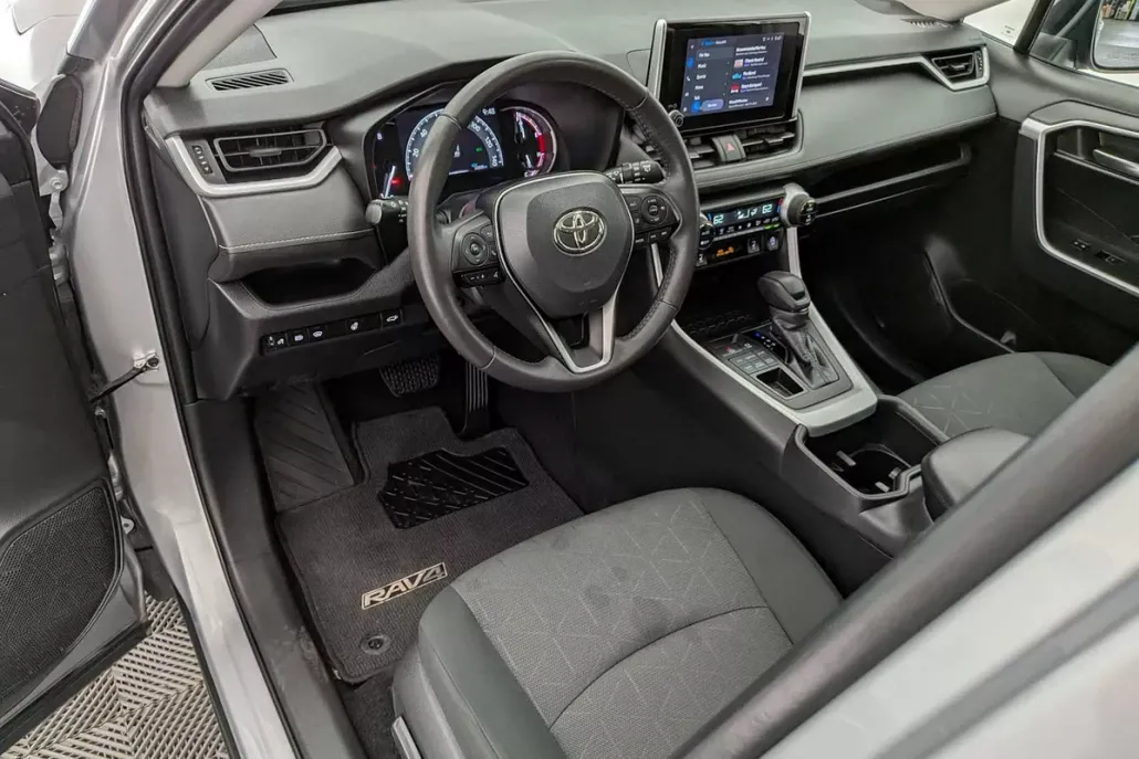 2023 Toyota RAV4 XLE photo 1