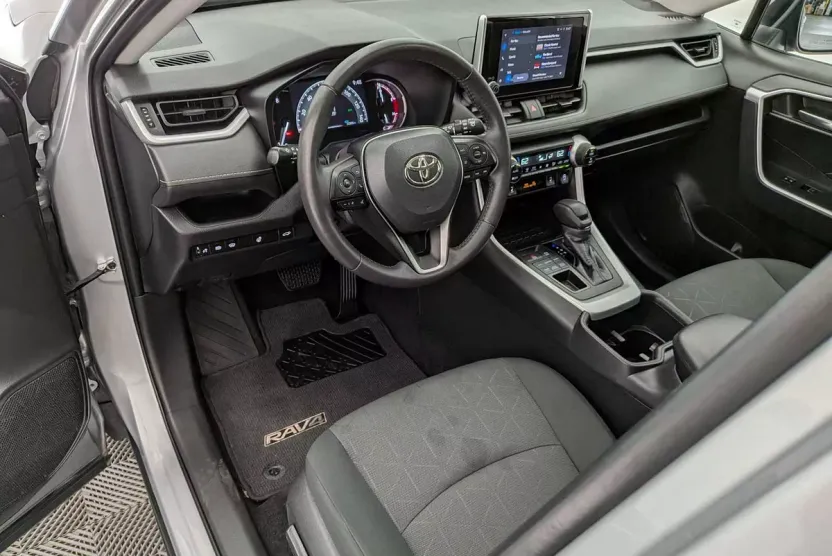 2023 Toyota RAV4 XLE photo 1