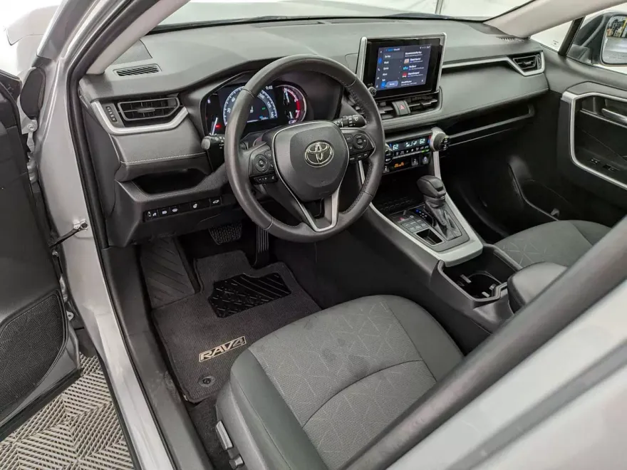 2023 Toyota RAV4 XLE photo 1