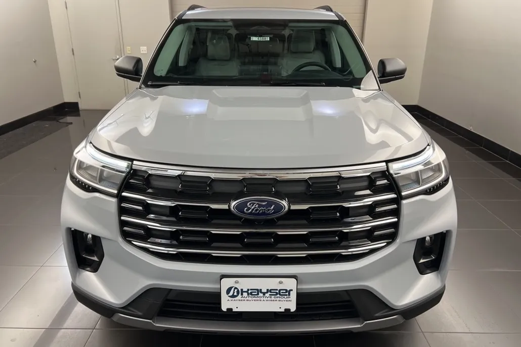 2025 Ford Explorer photo 1