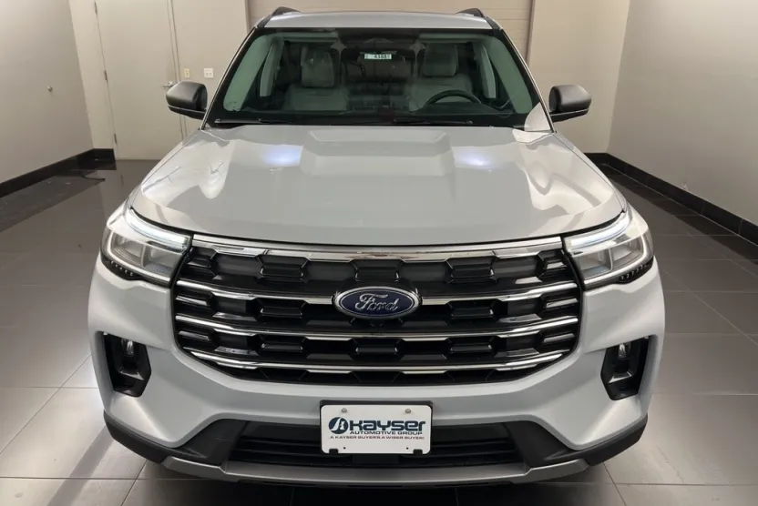 2025 Ford Explorer photo 1