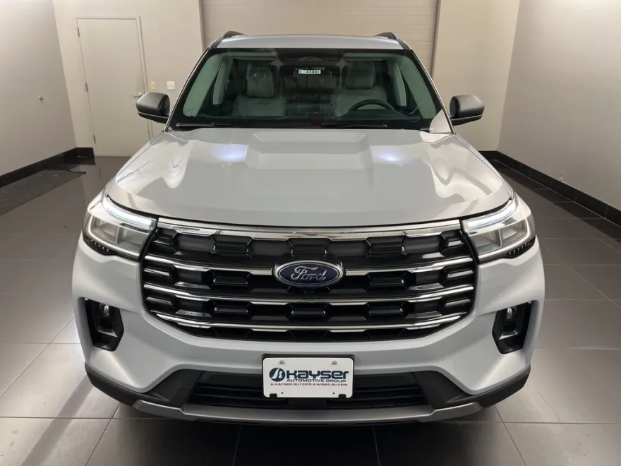 2025 Ford Explorer photo 1