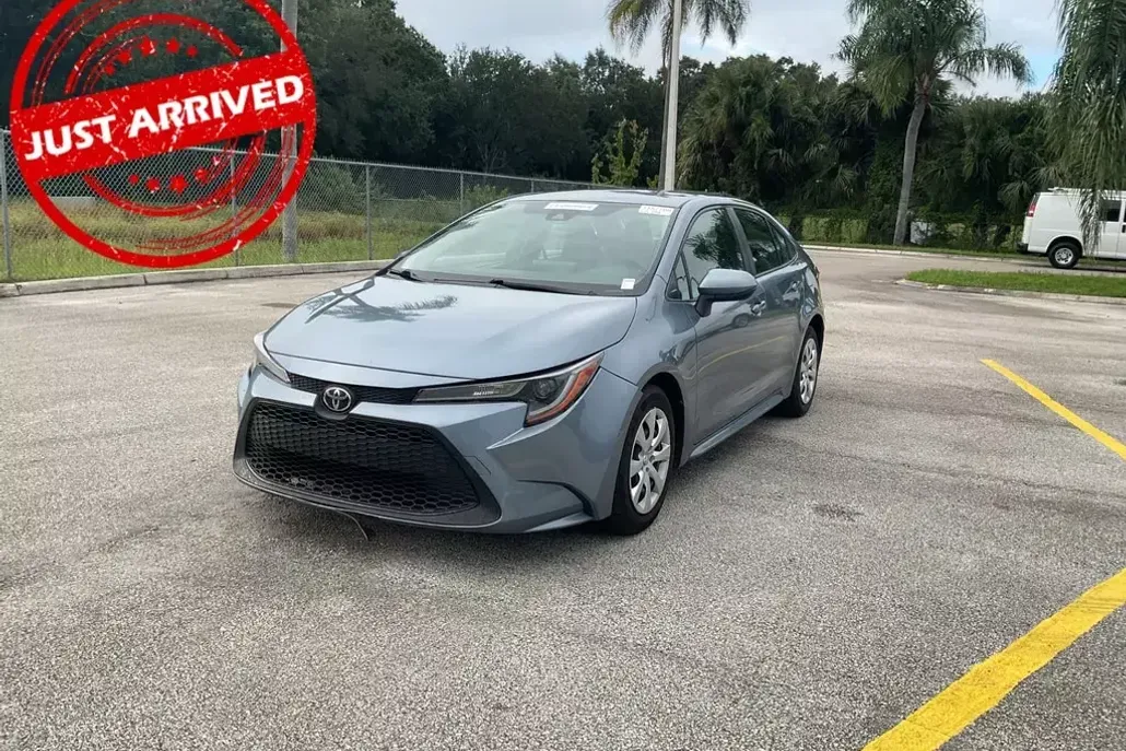 2022 Toyota Corolla LE photo 1
