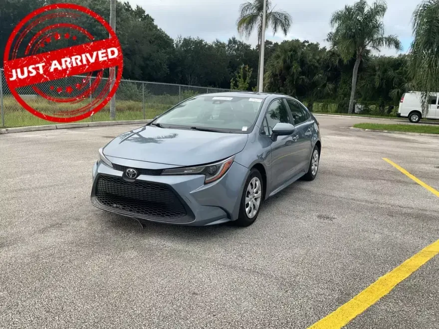 2022 Toyota Corolla LE photo 1