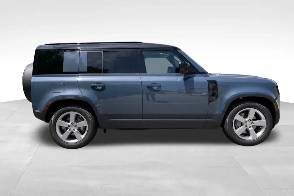 2025 Land Rover Defender 110 S photo 1
