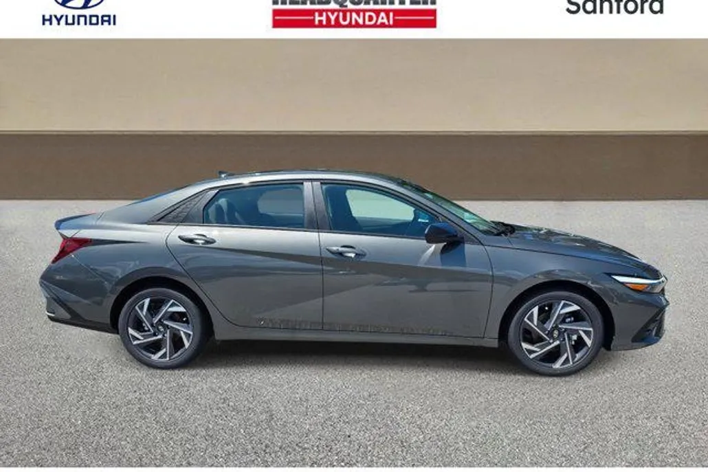 2025 Hyundai Elantra SEL Sport photo 1