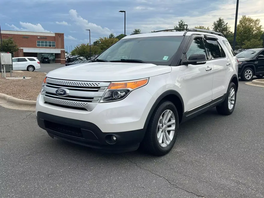 2015 Ford Explorer XLT photo 1