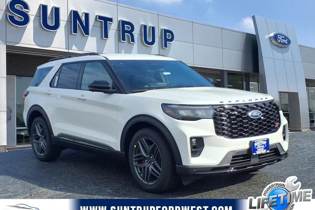 2025 Ford Explorer ST photo 1