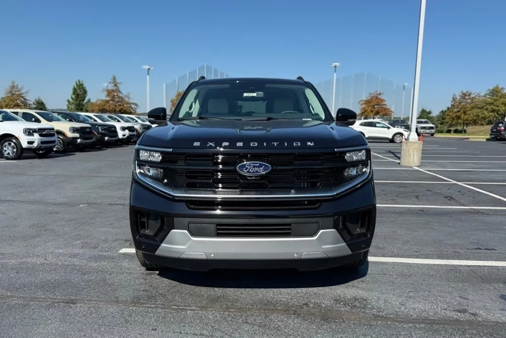 2025 Ford Expedition Platinum photo 1