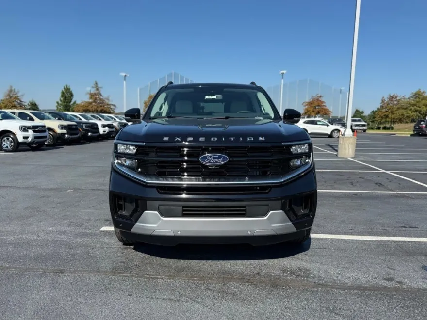 2025 Ford Expedition Platinum photo 1