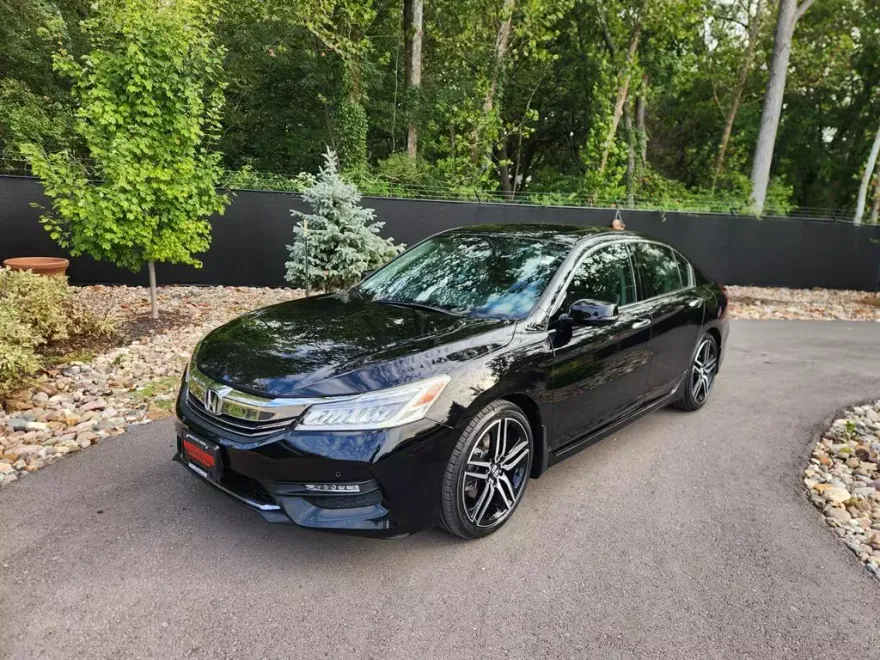 2016 Honda Accord Touring photo 1