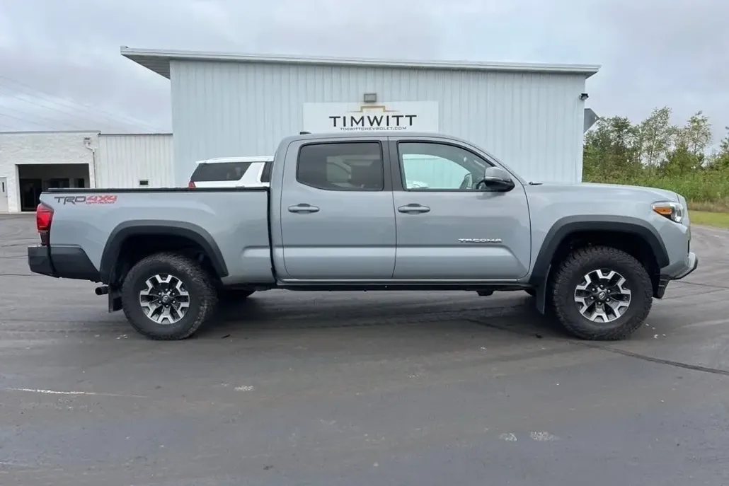 2018 Toyota Tacoma TRD Off-Road V6 photo 1