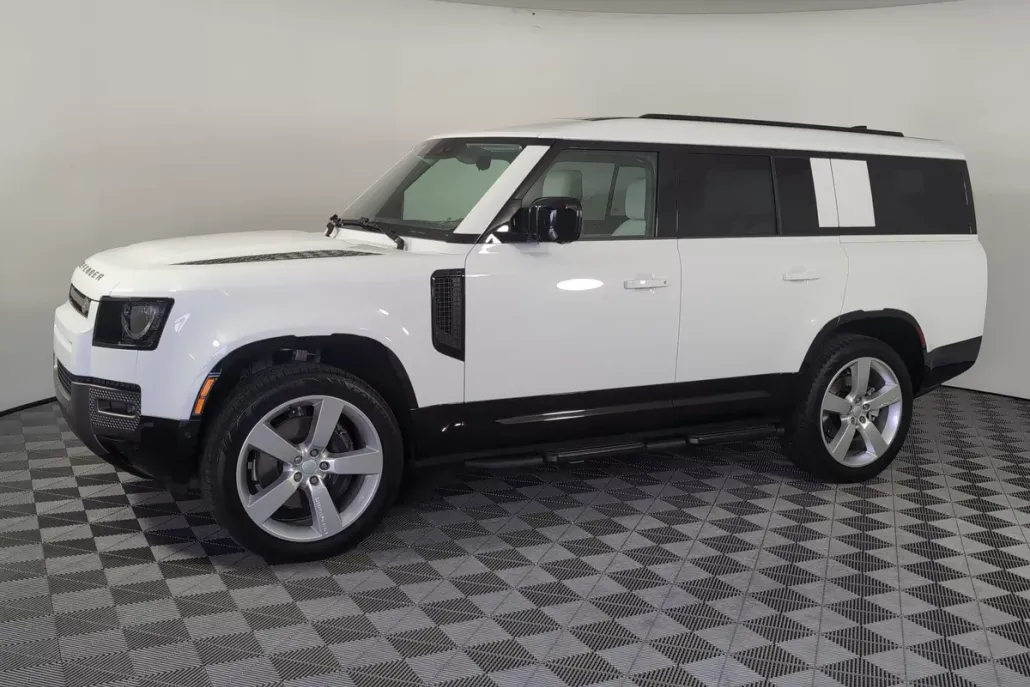2025 Land Rover Defender 130 X-Dynamic SE photo 1
