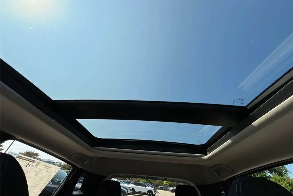 2025 Nissan Kicks SV photo 1