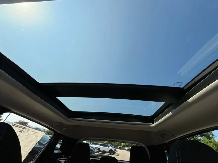 2025 Nissan Kicks SV photo 1