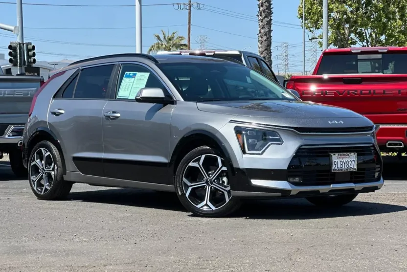 2024 Kia Niro Plug-In Hybrid SX Touring photo 1