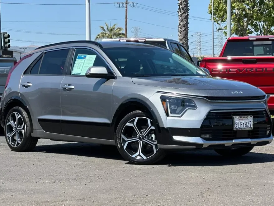 2024 Kia Niro Plug-In Hybrid SX Touring photo 1