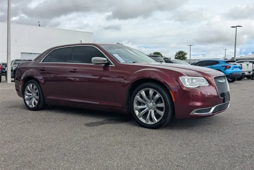 2019 Chrysler 300 Touring photo 1