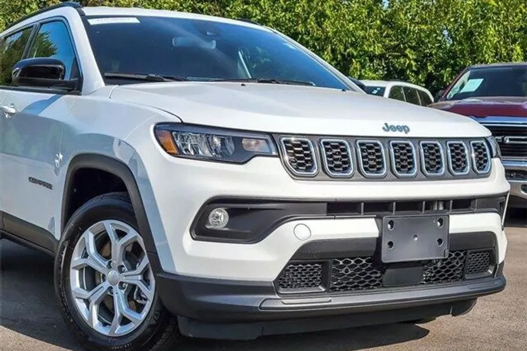 2024 Jeep Compass Latitude photo 1