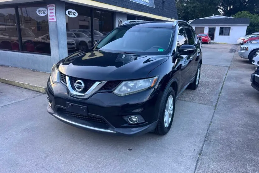 2015 Nissan Rogue SV photo 1