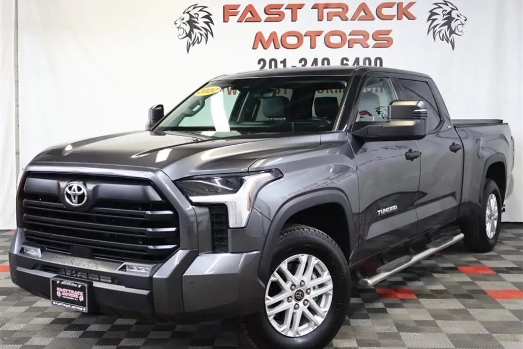 2022 Toyota Tundra CrewMax SR5 photo 1