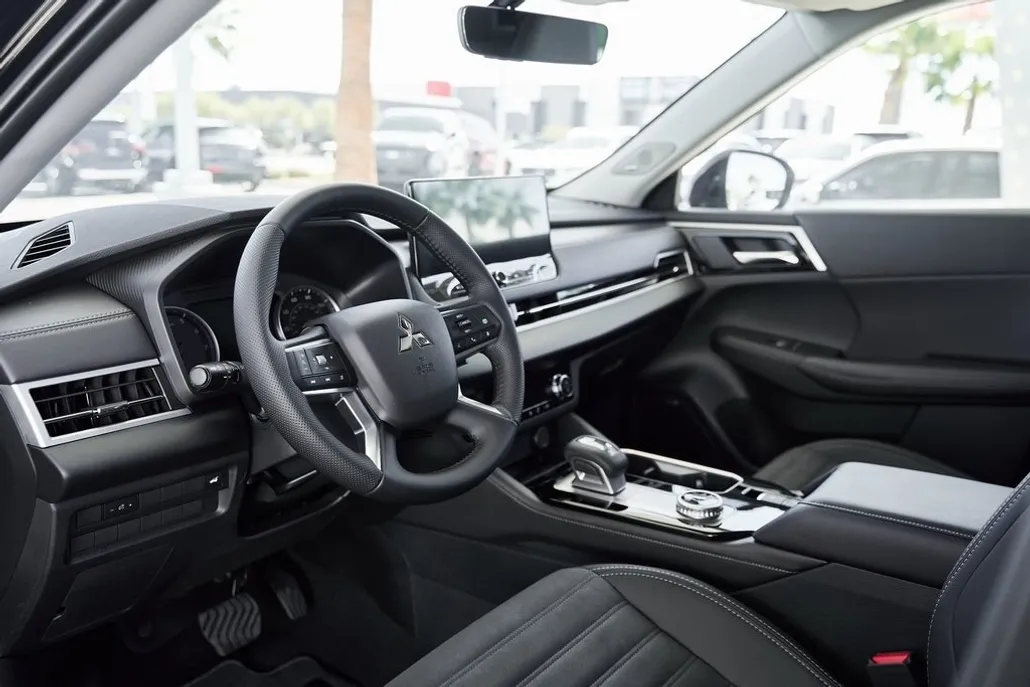 2025 Mitsubishi Outlander SE photo 1