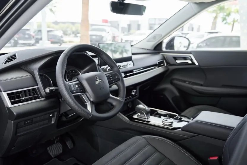 2025 Mitsubishi Outlander SE photo 1
