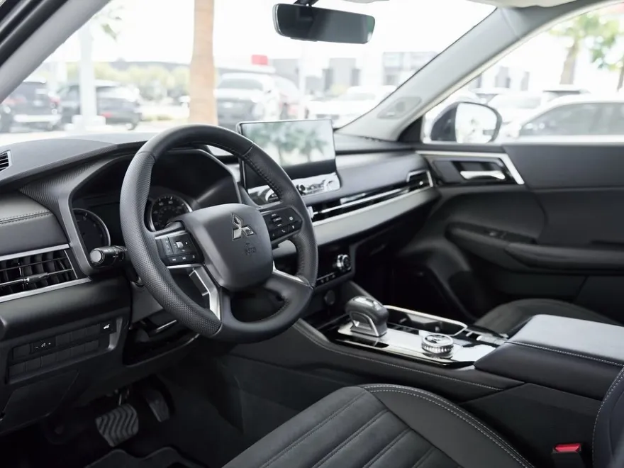 2025 Mitsubishi Outlander SE photo 1