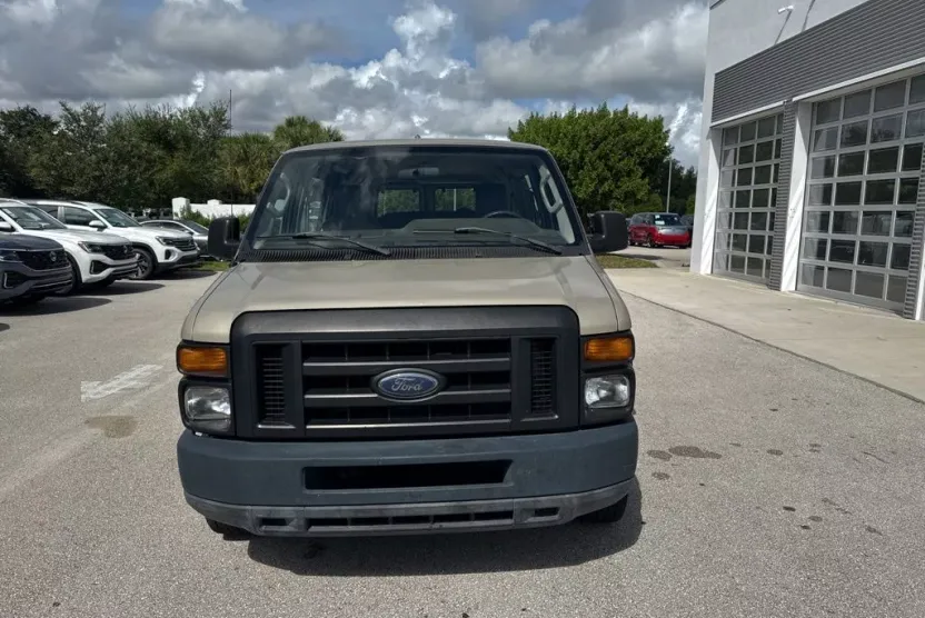 2009 Ford E-150 XL photo 1