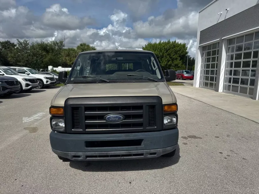 2009 Ford E-150 XL photo 1