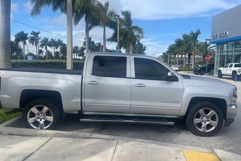2017 Chevrolet Silverado 1500 LT photo 1