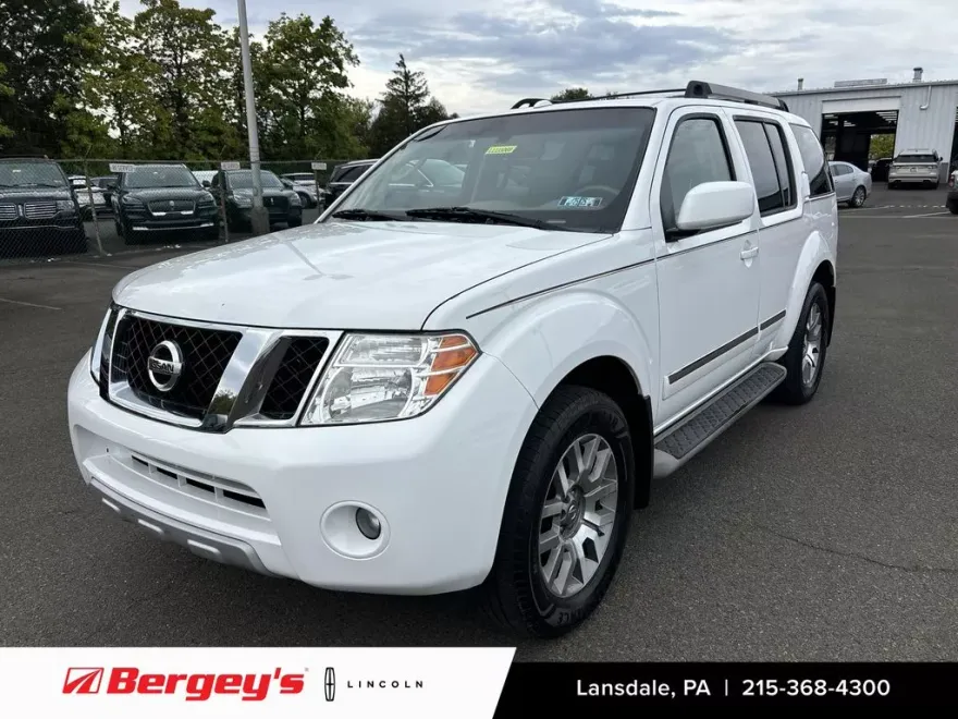 2012 Nissan Pathfinder LE 4x4 photo 1