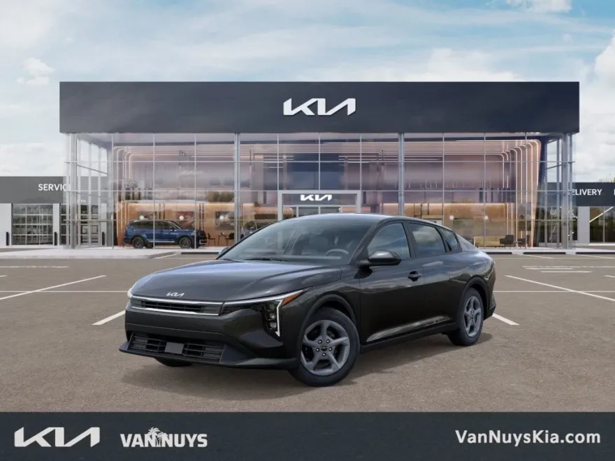2025 Kia K4 LXS photo 1