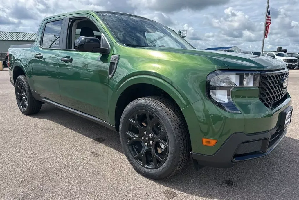 2025 Ford Maverick XLT photo 1