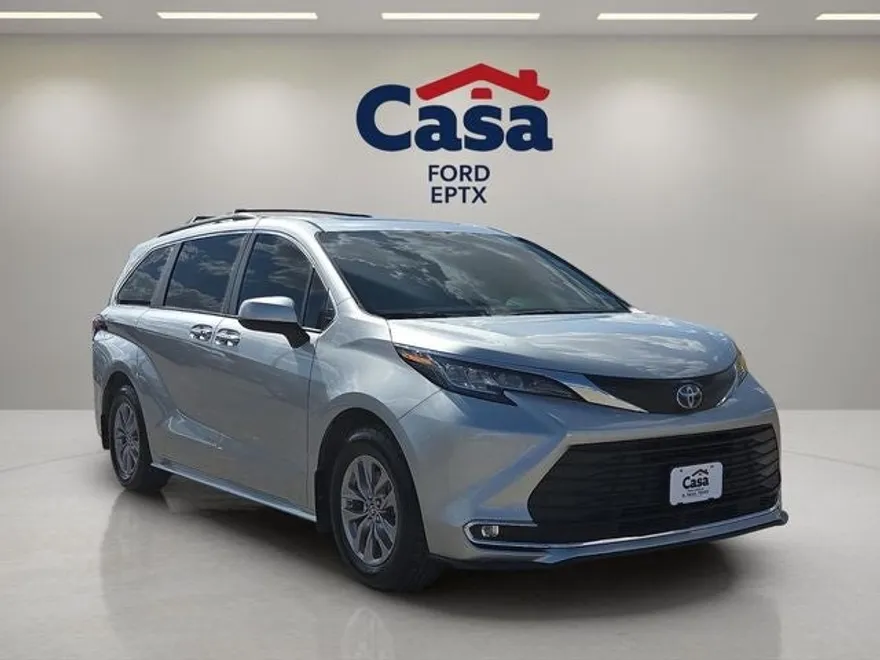 2022 Toyota Sienna XLE photo 1