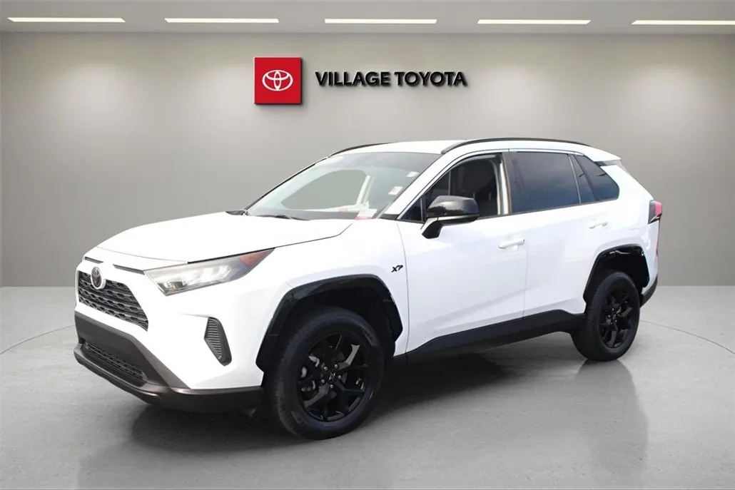 2021 Toyota RAV4 LE photo 1