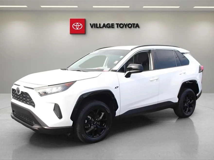 2021 Toyota RAV4 LE photo 1
