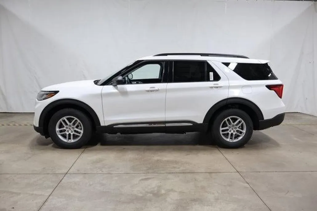 2025 Ford Explorer photo 1